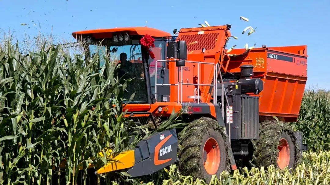 CRCCNews's tweet photo. #CRCCTech #CRCC’s high-end corn harvester debuts in #Brazil! 🌽
Featuring a flexible header and all-rubber chains, it keeps the harvest loss rate ≤3%, empowering local farmers to scale up through advanced mechanization. https://t.co/GSPDTd04th