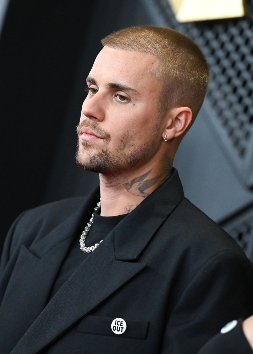 biebernovidade's tweet image. QUE HOMEM LINDO! Justin Bieber agora no #GRAMMYs.