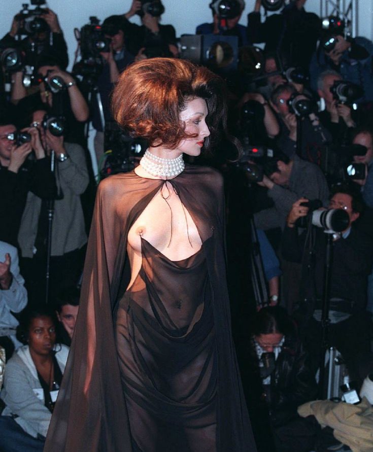 I wish they went for the real nipple piercing tho — ✨️Erica Van Briel✨️ had her nipples pierced, that's why Thierry wanted specifically HER to wear the dress for his show!🪡