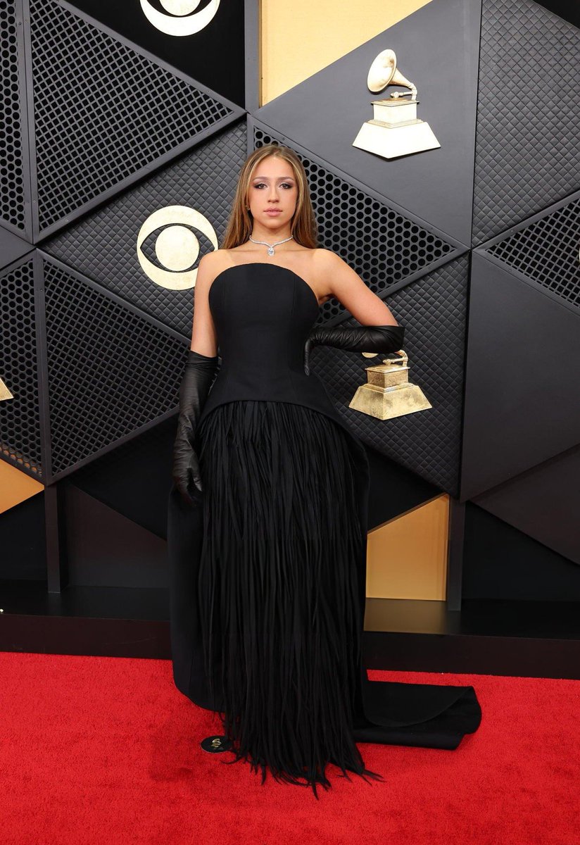 TateMcRaeAr's tweet photo. Tate McRae en los GRAMMY's 2026. https://t.co/7uJwyg0Tw5