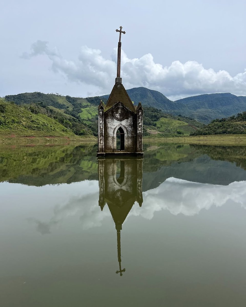 Guezzzt's tweet photo. La iglesia de San isidro Labrador sumergida en Potosi, Táchira https://t.co/3LsarFLEIm