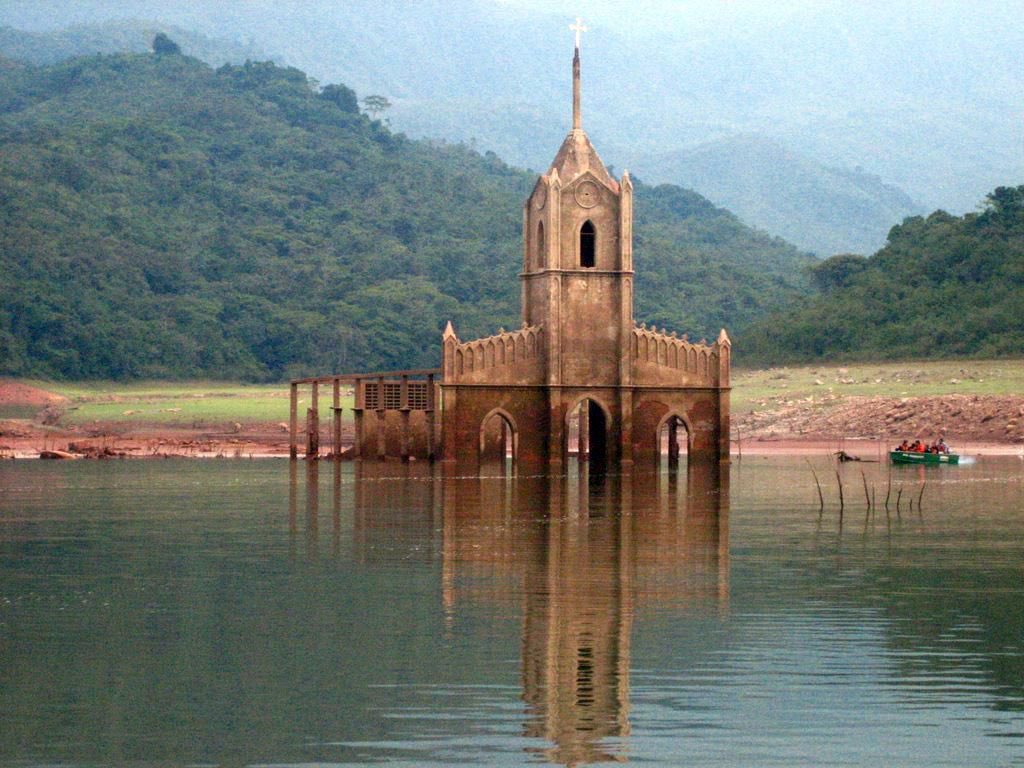 Guezzzt's tweet photo. La iglesia de San isidro Labrador sumergida en Potosi, Táchira https://t.co/3LsarFLEIm