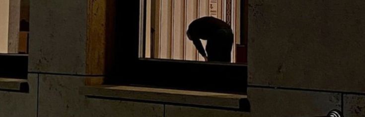 من يشتري الدار في الفردوس يعمرها
بركـعـةٍ في ظلام الليل يُـحييها؟!.