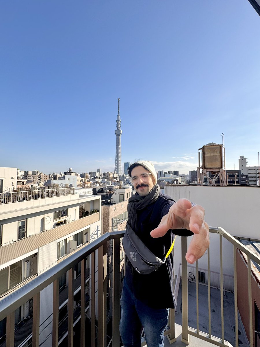 tokyo boys ✨ não tô acreditando que essa é a vista do meu prédio. Quando eu vim pro Japão pela primeira vez (há 15 anos) a Skytree tava em construção, e agora tô aqui com meu marido vendo ela pela primeira vez juntos 🫶