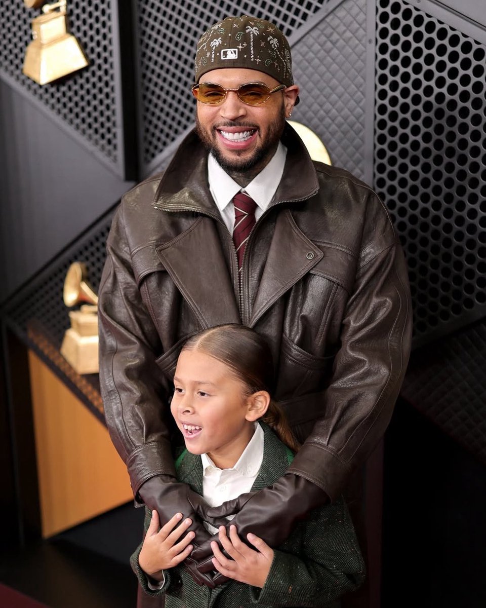 Chris Brown and his son Aeko Brown at the #GRAMMYs red carpet. 📸