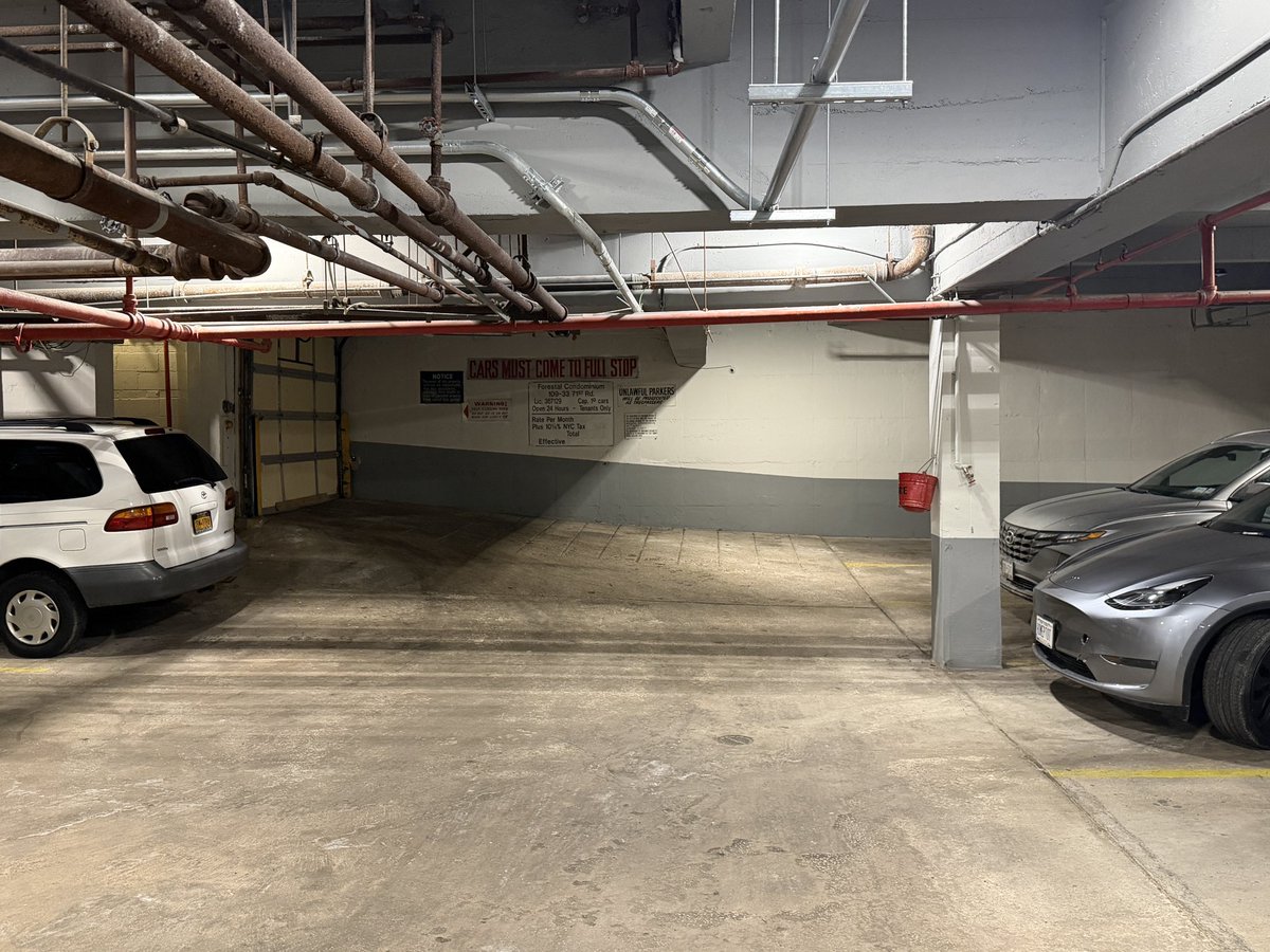 Russtf's tweet image. I have a big problem.  My 24 MYP experienced sudden death!  @elonmusk  Roadside assist unable to extract the car out of the (warm) parking garage due to a column in the way. Jump was unsuccessful.  I drove the car to work and it was fine!  Came out 8hrs later and it was dead.…