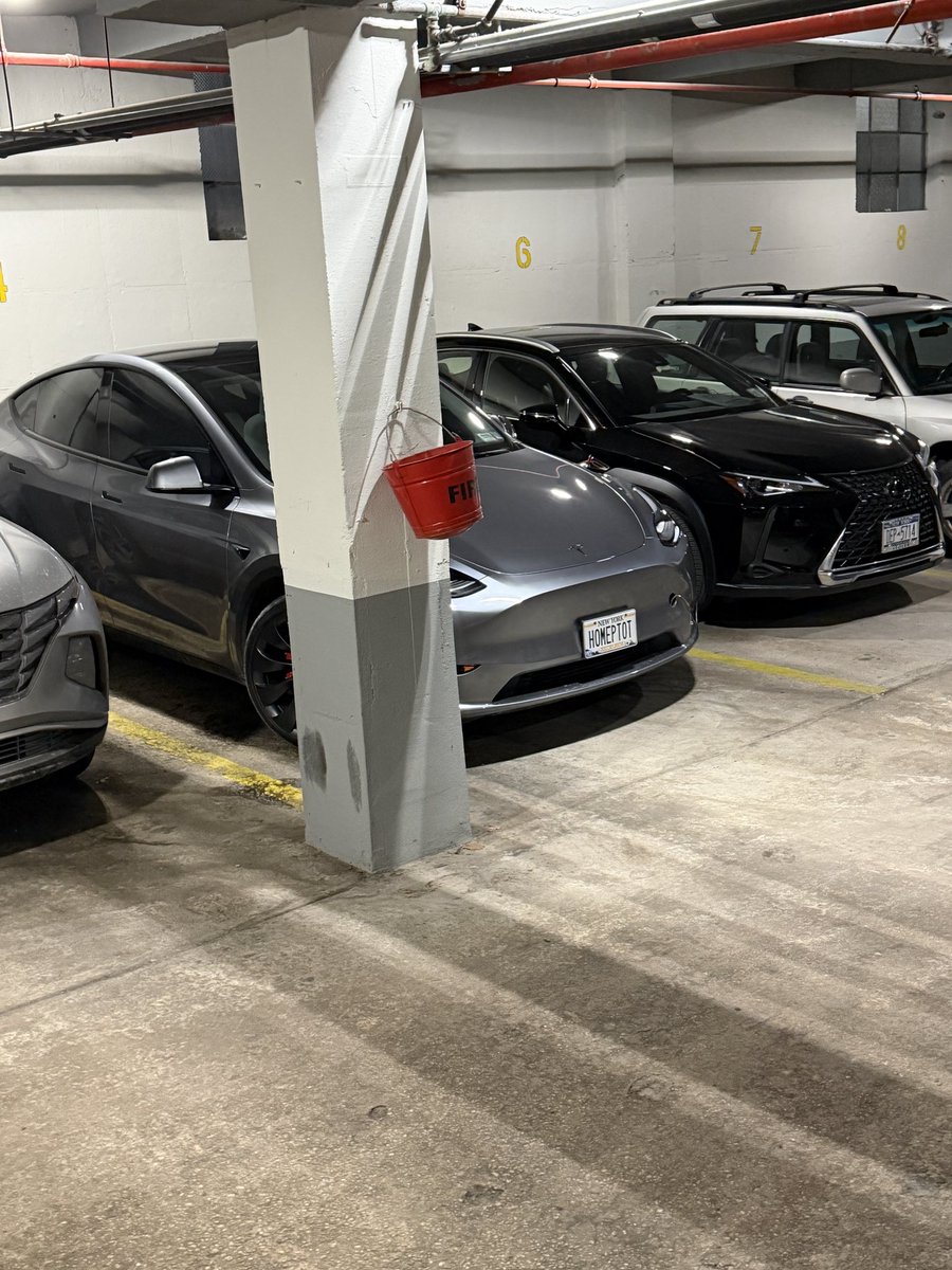 Russtf's tweet image. I have a big problem.  My 24 MYP experienced sudden death!  @elonmusk  Roadside assist unable to extract the car out of the (warm) parking garage due to a column in the way. Jump was unsuccessful.  I drove the car to work and it was fine!  Came out 8hrs later and it was dead.…