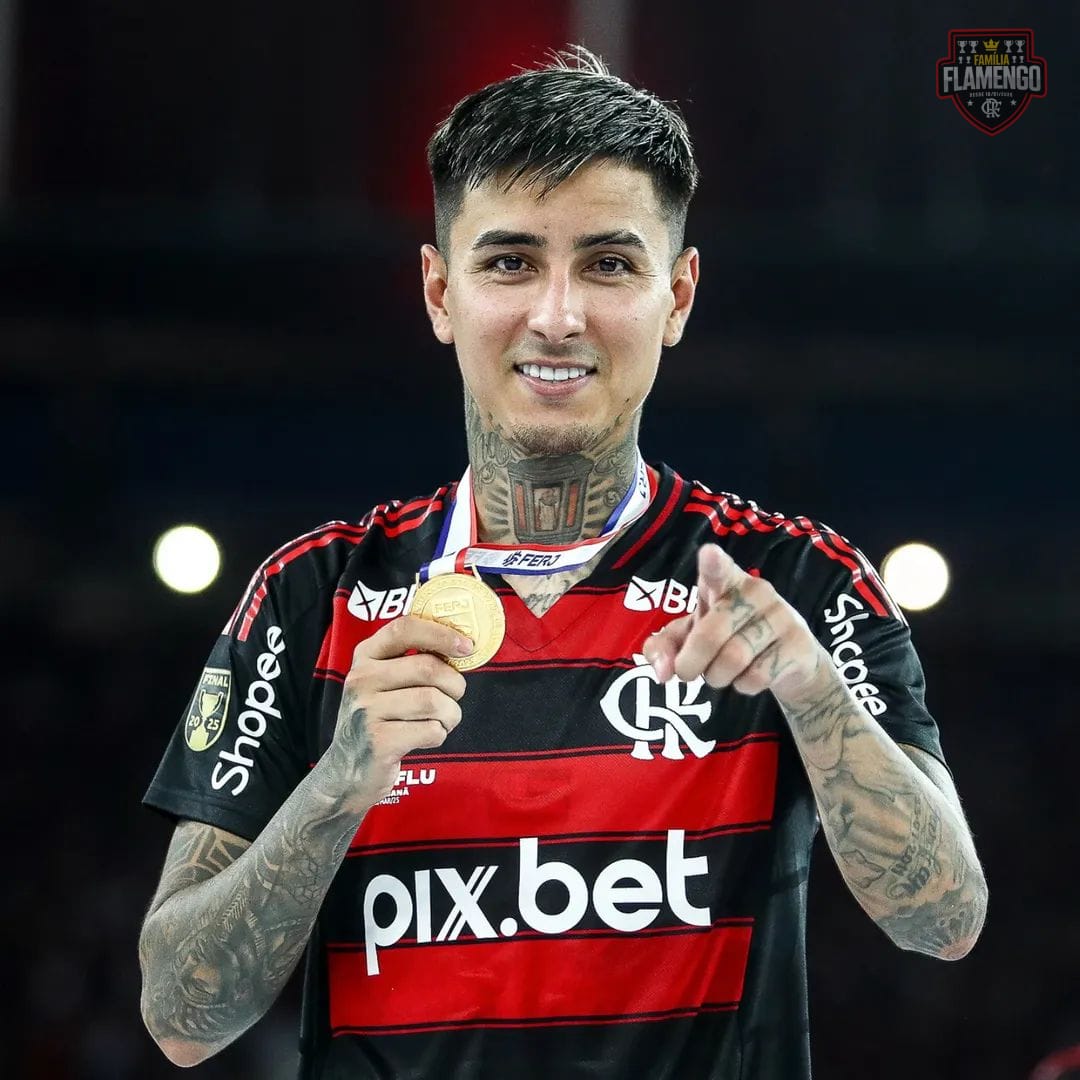EduCRFlamengo's tweet image. EM DEFESA DE PULGAR

O chileno é o único que chega junto nos adversários.

Salva vários erros da #FlaToquinho excessivo e desnecessário.

Carrega o piano para os artistas tocarem (desafinado).

Virou moda tirar o cabeça de área pra merda e passar pano para outros em péssima fase.