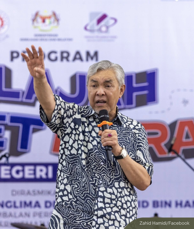 NewsBFM's tweet photo. The water music festival in Bukit Bintang from May 1 to 4 will be adjusted to suit local cultural values, said DPM Zahid Hamidi.

The festival has faced criticism, with some calling for its cancellation over its resemblance to Thailand’s Songkran celebrations.

🧵1 https://t.co/U17yZxldQP