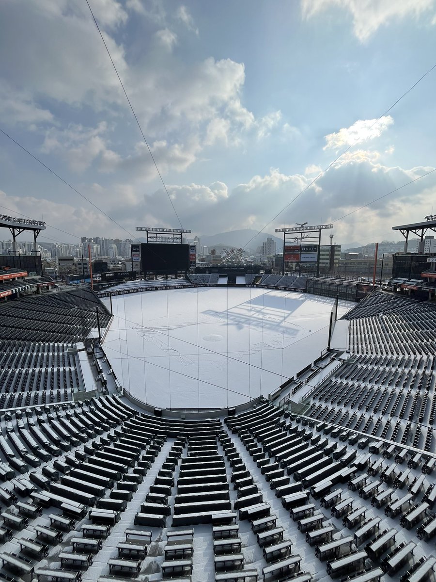 밤사이 흰 옷으로 갈아입은
대전 한화생명 볼파크🌨️ 

길이 얼어 많이 미끄러우니 후디들은 다치지 않도록 모두 조심하자고👾