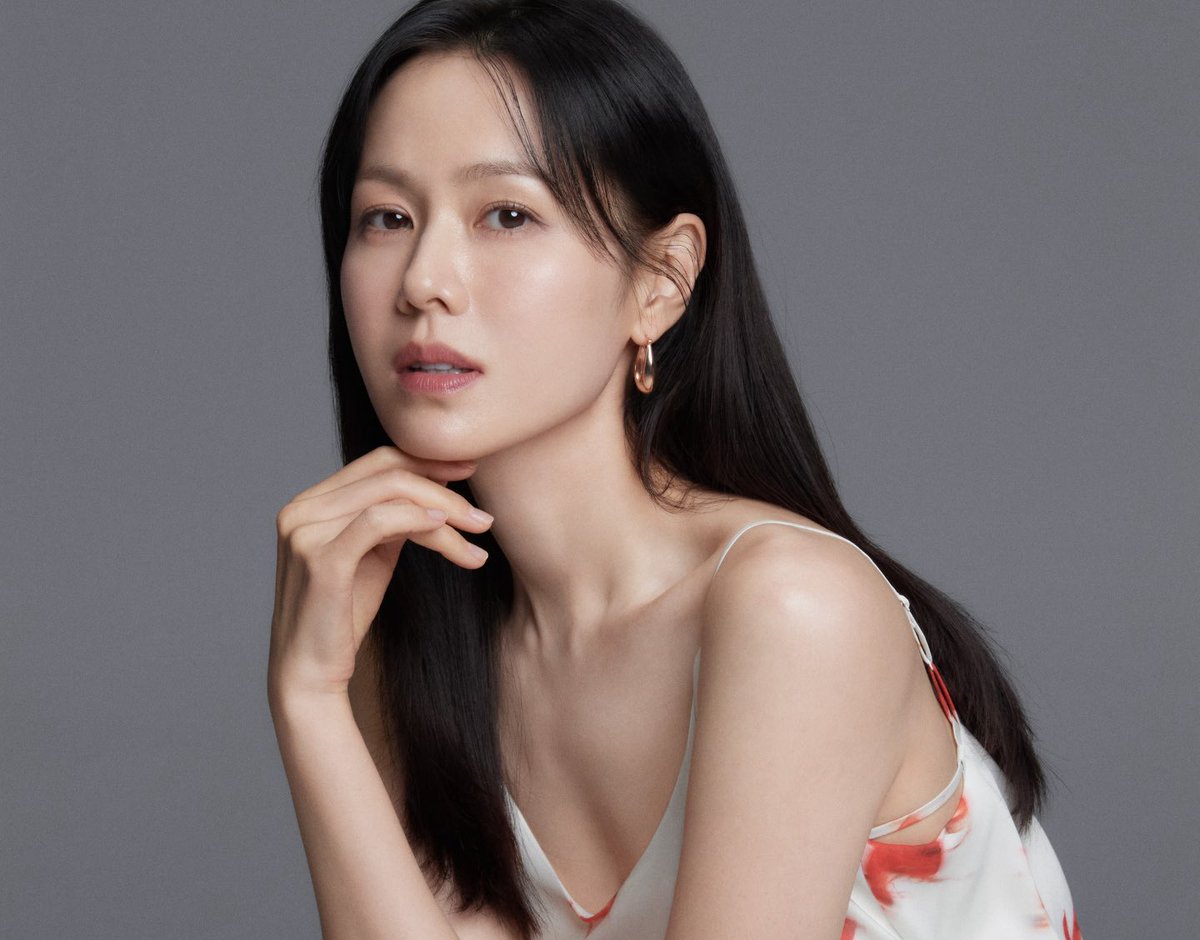 “i really like son yejin. i was also deeply impressed by <thirty-nine> drama.” she expressed her affection, saying, ”it wasn’t easy to access korean works in the US. i received the DVD of <a moment to remember> as a gift and watched it. even now, after 20 years, i still keep that