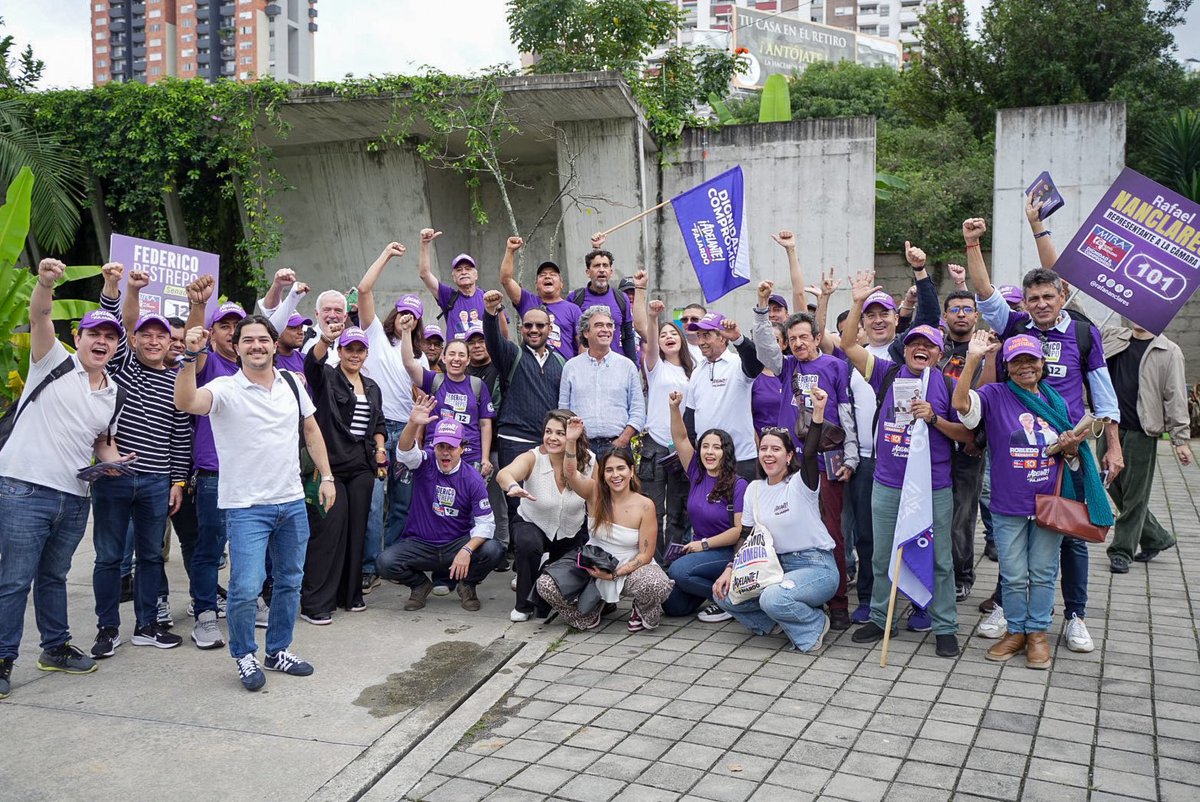 Estebanjararuiz's tweet photo. Tres días en Antioquia, 8 municipios recorridos, reuniones con empresarios, jóvenes, líderes, gremios y equipos en cada municipio

Resultado? Cariño en las calles por Fajardo, este departamento te quiere y agradece lo bien que gobernaste

En Antioquia vamos #AdelanteConFajardo 🇨🇴 https://t.co/TwouT7jn2h