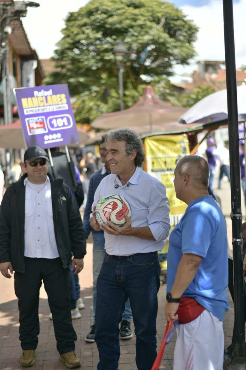 Tres días en Antioquia, 8 municipios recorridos, reuniones con empresarios, jóvenes, líderes, gremios y equipos en cada municipio

Resultado? Cariño en las calles por Fajardo, este departamento te quiere y agradece lo bien que gobernaste

En Antioquia vamos #AdelanteConFajardo 🇨🇴
