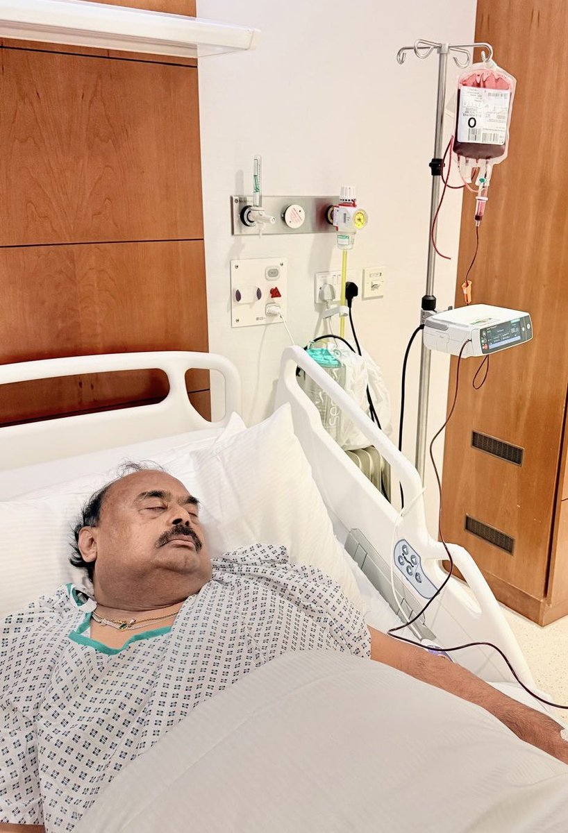 OfficialMQM's tweet image. تازہ ترین اپڈیٹ : ایم کیو ایم کے بانی و قائد جناب الطاف حسین کو اتوار کی شب ڈاکٹروں کے مشورے پر خون چڑھایا جارہا ہے ۔ 
جناب الطاف حسین کو طبیعت ناساز ہونے پر اتوار کی شام کو اسپتال میں داخل کیا گیا ہے
#GetWellSoonAltafHussain