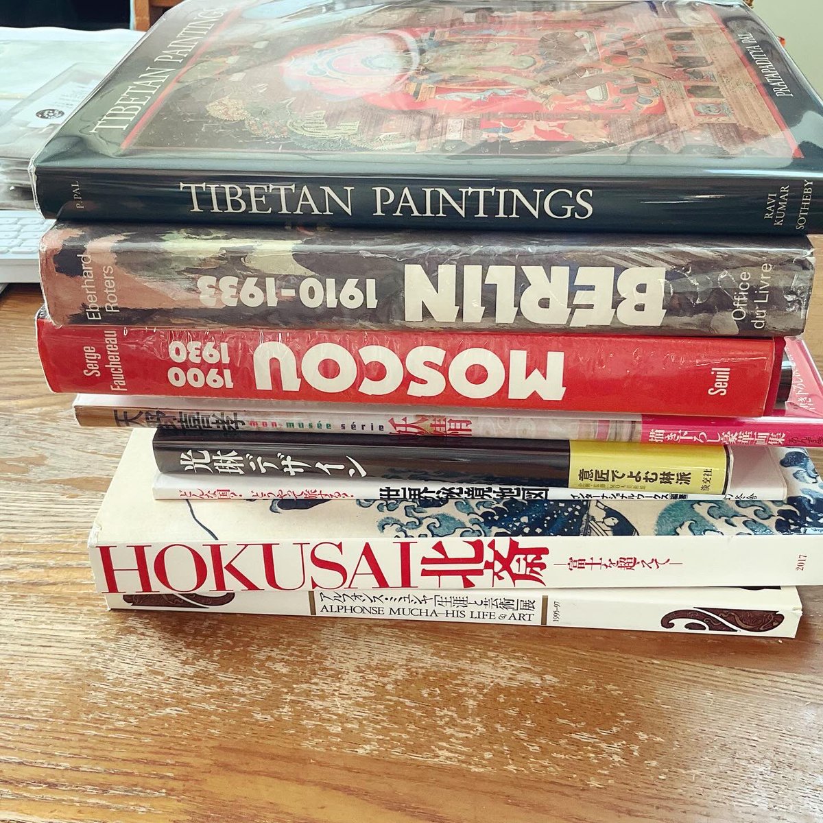 朝おきた瞬間から、夜ふとんに入るまで回遊魚のようにうごきまわりつづけている生活なのに、なぜか妙に気楽な感じで昨日、「ブックカバー」を作りました。

（文庫サイズ用と新書サイズ用です）

美術書と一緒に午前中、補充に行きます！

\\古本通り＠アルデ新大阪」本日最終日//（19時まで）新大阪駅