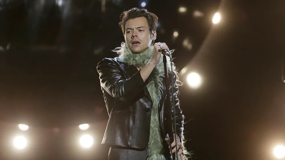 canyonmoonblu's tweet photo. “why do u watch the Grammys?”

me: https://t.co/bHLjlPYQjB