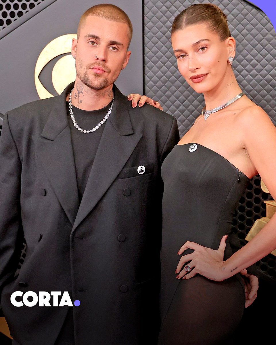 Justin y Hailey Bieber usaron pines de 'ICE out' en la ropa durante los premios Grammy 2026.

Corta.com