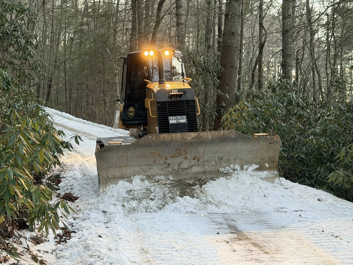 mattvanswol's tweet photo. 🚨#BREAKING: Western North Carolina hero, Jake Jarvis, who has now worked a mind-boggling 492 DAYS FOR FREE for victims of Hurricane Helene...

...just showed up to plow snow and scrape the ice for those who were stuck in their homes

WHAT A BADASS AMERICAN HERO!!!!! 🇺🇸🇺🇸🇺🇸 https://t.co/EH89DBf6Qh