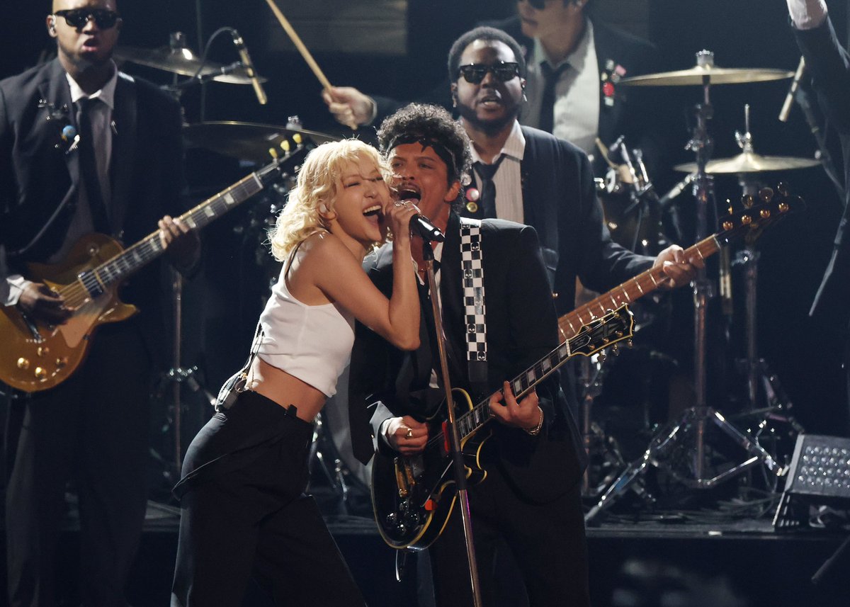 Rosé and Bruno Mars perform “APT.” at the #Grammys