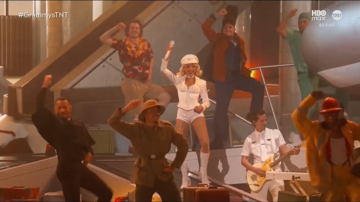 HIT DO ANO! Sabrina Carpenter performando Manchild. #GRAMMYs
