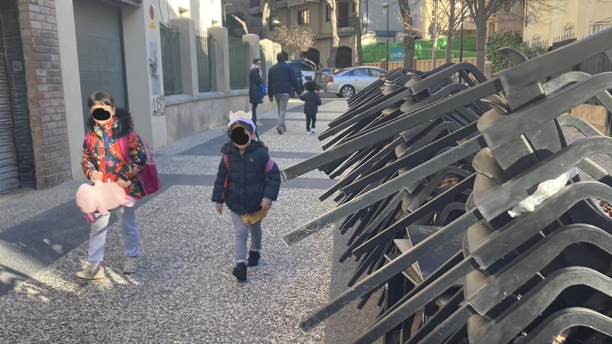 LaJamoneria's tweet photo. Aquí ya no hablo de informes ni expedientes.
Hablo de lo que pasa cuando el trabajo de toda una vida se rompe.
Y no sólo por nosotros: no sé, tampoco, por qué arriesgan la integridad de niños o, Dios no lo quiera, algo peor. Tengo vídeos de mucho peligro.
🧵👇 #LaJamoneria25años https://t.co/glcThLBmo2