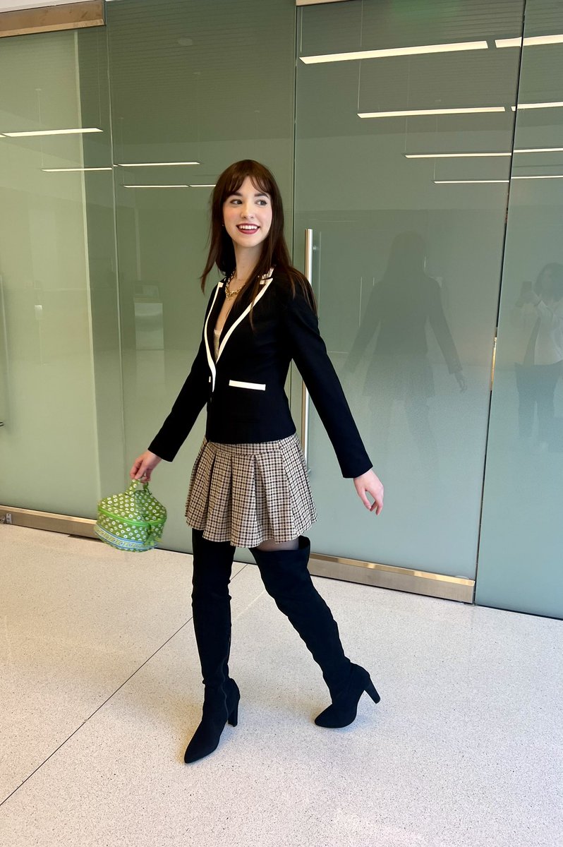 enchantedjess13's tweet image. how i’m rolling up to the premiere