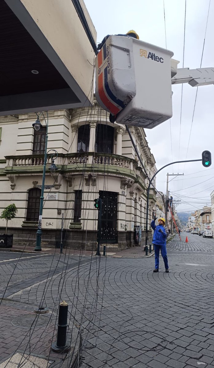 riobamba's tweet photo. Seguimos avanzando junto a @EERSA_EC y @Arcotel_ec en la limpieza de cables del centro histórico, mejorando la visibilidad y fortaleciendo la imagen de nuestro patrimonio. https://t.co/gjVrvN9btw