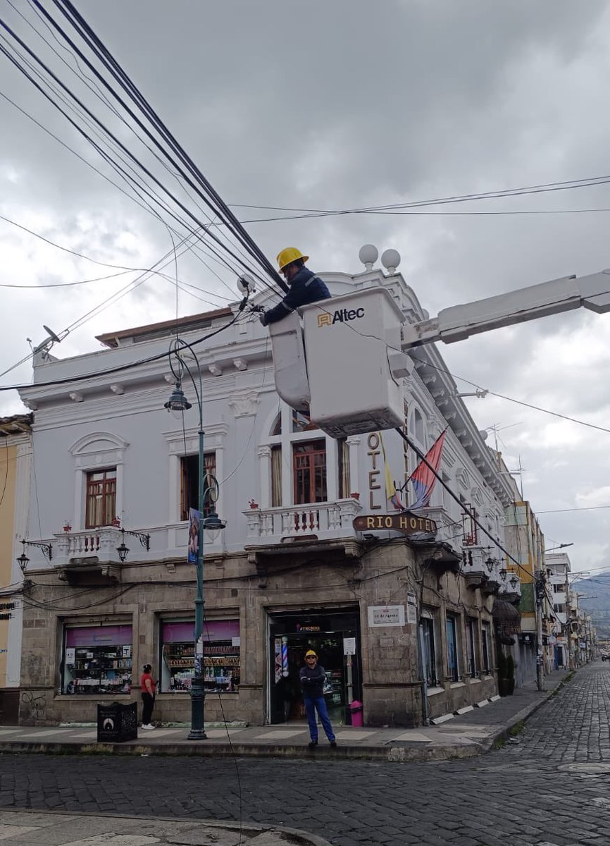 riobamba's tweet photo. Seguimos avanzando junto a @EERSA_EC y @Arcotel_ec en la limpieza de cables del centro histórico, mejorando la visibilidad y fortaleciendo la imagen de nuestro patrimonio. https://t.co/gjVrvN9btw