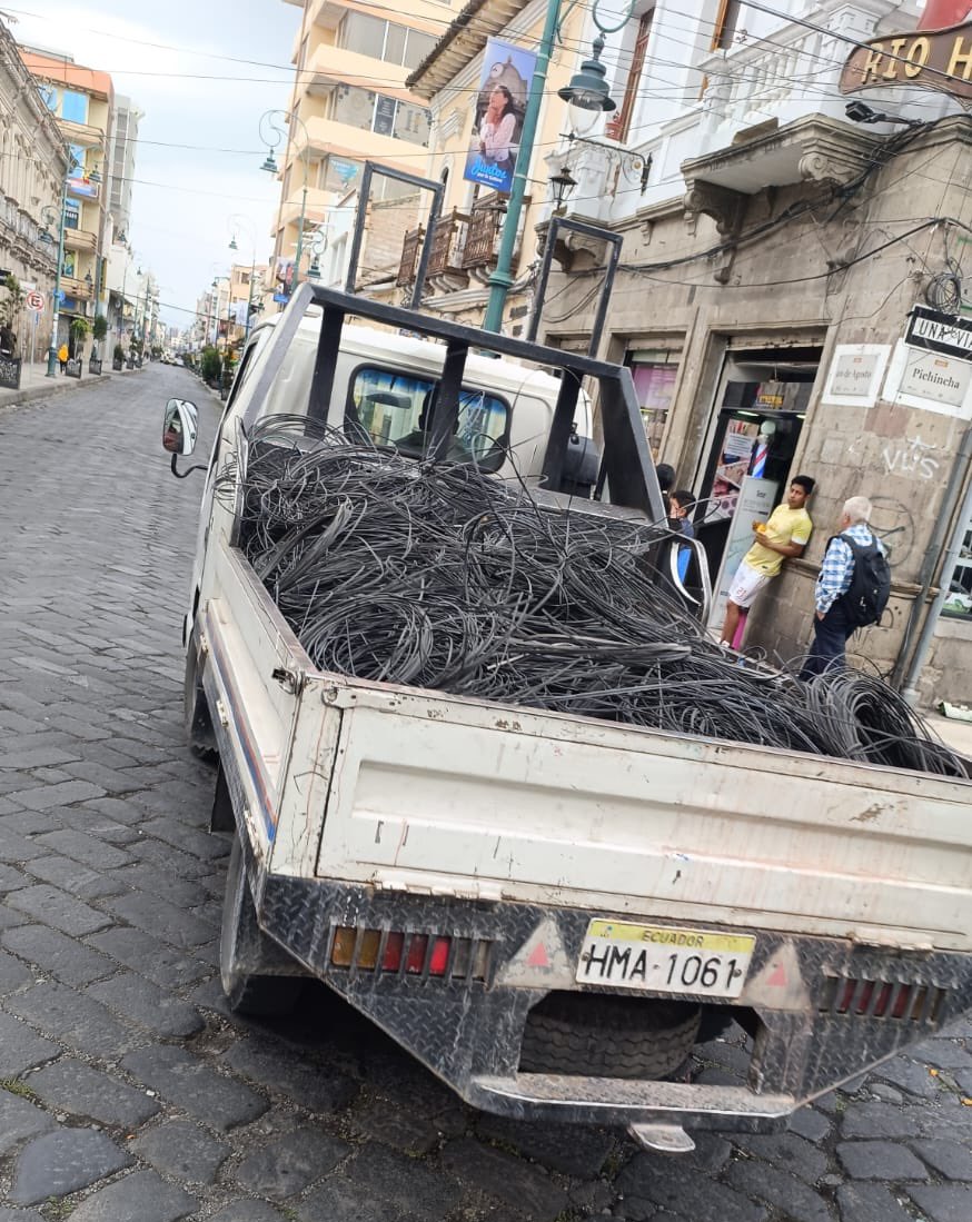 riobamba's tweet photo. Seguimos avanzando junto a @EERSA_EC y @Arcotel_ec en la limpieza de cables del centro histórico, mejorando la visibilidad y fortaleciendo la imagen de nuestro patrimonio. https://t.co/gjVrvN9btw