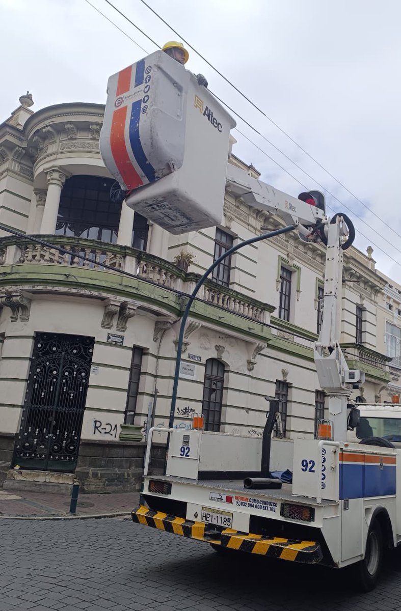 riobamba's tweet photo. Seguimos avanzando junto a @EERSA_EC y @Arcotel_ec en la limpieza de cables del centro histórico, mejorando la visibilidad y fortaleciendo la imagen de nuestro patrimonio. https://t.co/gjVrvN9btw