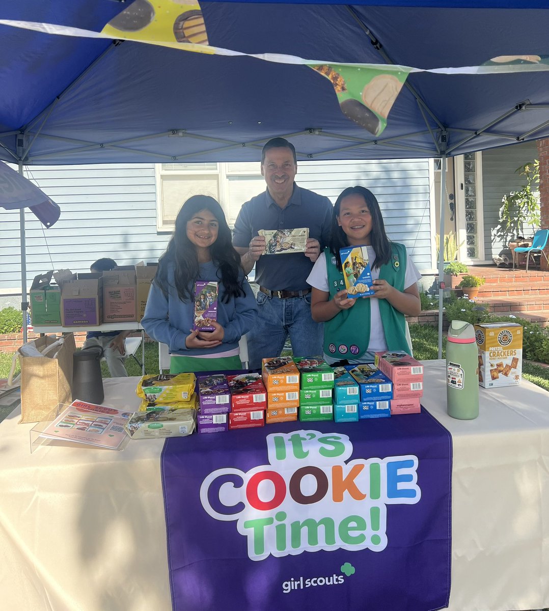 mayortoddrogers's tweet photo. Cookie time!

Happy to support Troop 3433 at their cookie stand on Harvey Way at Paramount Bl.  They’ll be there every Sunday 9-12 during cookie season.   Thanks for the great tips on the newer offerings ladies.  Looks like I may need to add a few miles to my runs!! https://t.co/VLjJcCAaCn