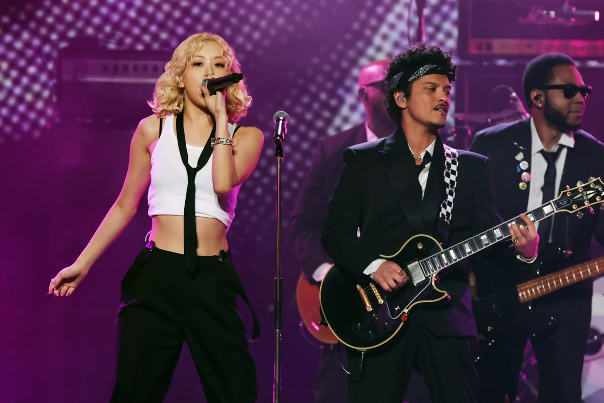 4K | Rosé and Bruno Mars perform onstage during the 68th GRAMMY Awards
(Getty)