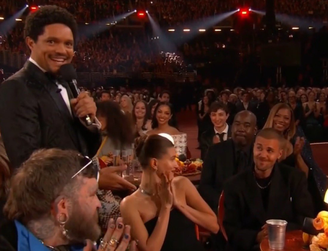 notgwendalupe's tweet image. justin bieber represents my anti social ass anytime someone brings the attention towards me