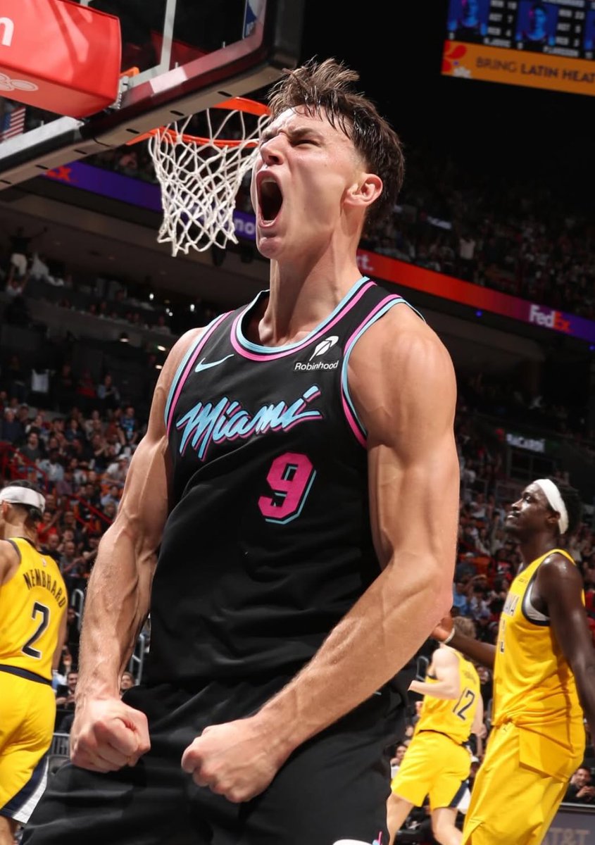 TheHoopCentral's tweet image. Pelle Larsson tonight:

20 Points
4 Rebounds 
4 Assists 
8/11 FGM
3/4 3PM
+33 +/-
37 Minutes