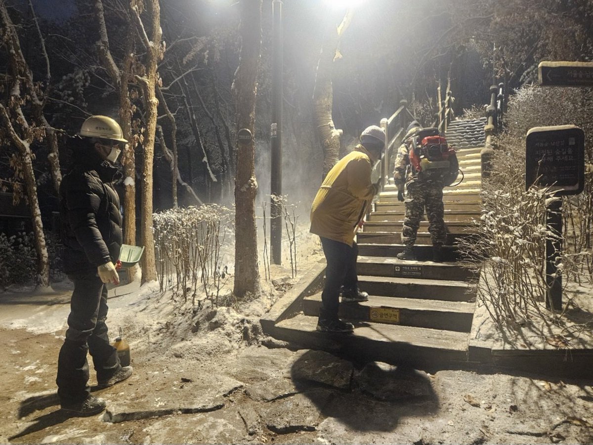 kindchong's tweet image. [성동구 제설작업 완료 보고드립니다]

어제 늦은 밤부터 새벽 사이 성동구에 내린 눈은 총 4.7cm입니다. 성동구는 어제(2.1.) 오후 5시부로 제설대책 2단계를 발령하고 3차례에 걸쳐 제설제 살포 및 관내 설치된 도로열선(57개소)· 자동염수분사장치(4개소) 가동 등 사전 조치를 하였습니다.