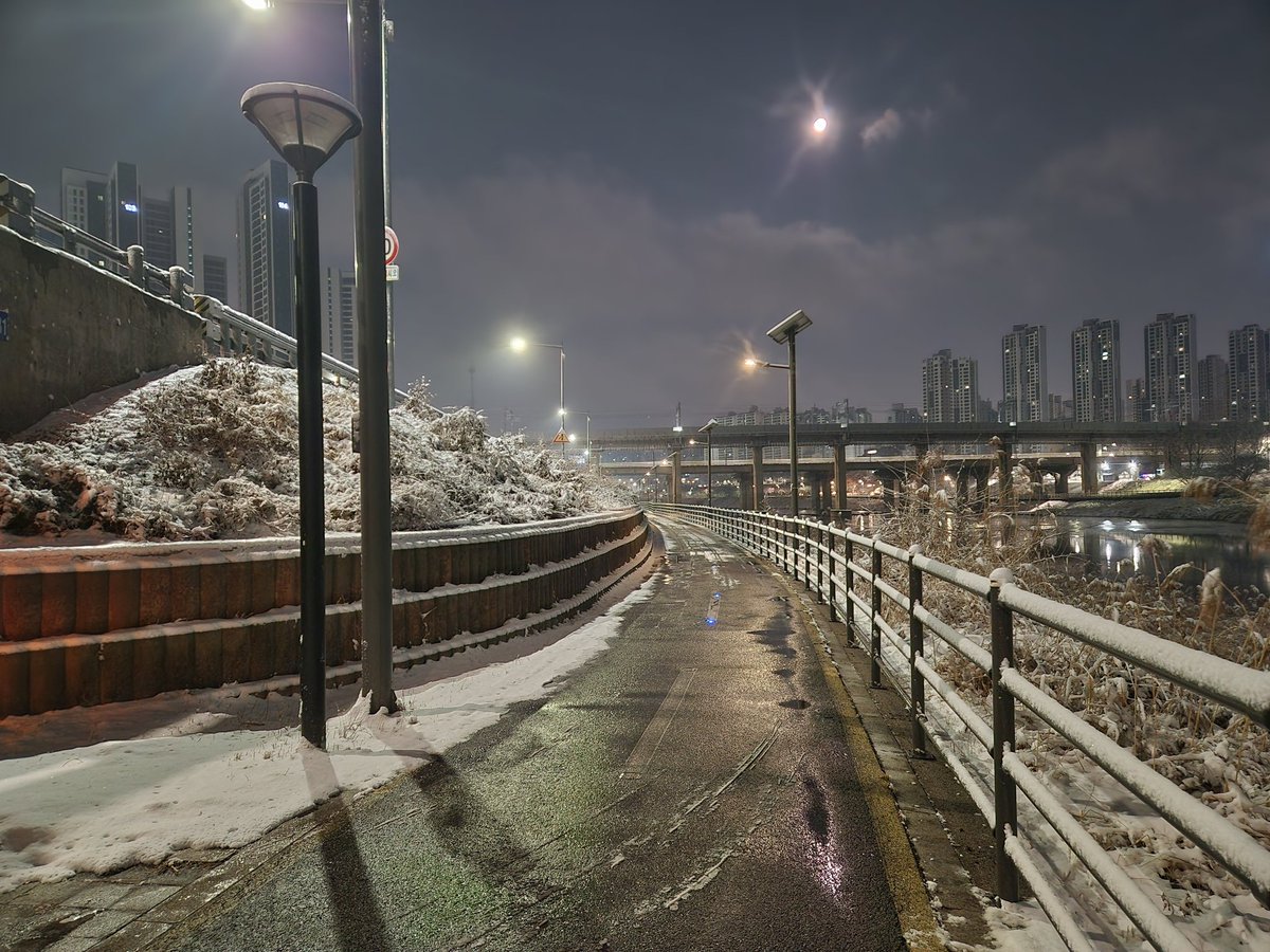 kindchong's tweet image. [성동구 제설작업 완료 보고드립니다]

어제 늦은 밤부터 새벽 사이 성동구에 내린 눈은 총 4.7cm입니다. 성동구는 어제(2.1.) 오후 5시부로 제설대책 2단계를 발령하고 3차례에 걸쳐 제설제 살포 및 관내 설치된 도로열선(57개소)· 자동염수분사장치(4개소) 가동 등 사전 조치를 하였습니다.