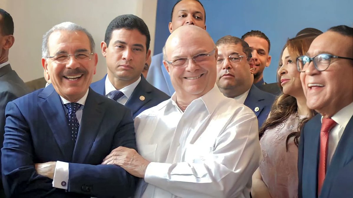 Las declaraciones de Danilo buscaron, tumbar el  impacto del palo dao con la juramentacion de <a href="/CharineeOvalles/">Charinee Ovalles</a> y <a href="/JoseDelCSavinon/">José del Castillo</a>  a la <a href="/FPcomunica/">@Fuerza del Pueblo (FP)</a> 

Yo pregunto un partido que ronda el 42% va apoyar uno que tiene 18%?

Ahora bien peledeistas, las fotos que hablen.