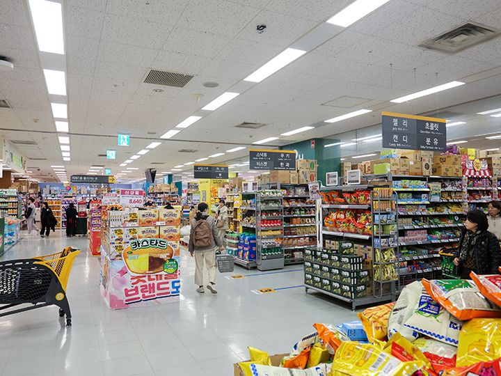 konest's tweet image. 【emart 永登浦店】

#永登浦(ヨンドゥンポ)タイムズスクエア地下の #EMART 🛒

キムチ・韓国海苔・ラーメン・お菓子まで、お土産を安く＆まとめ買いできる定番スポット！

#NoBrand のお菓子も要チェック👀

▶️つづきを読む
konest.com/contents/shop_…