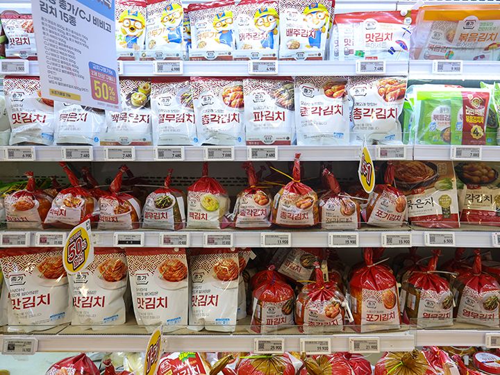 konest's tweet image. 【emart 永登浦店】

#永登浦(ヨンドゥンポ)タイムズスクエア地下の #EMART 🛒

キムチ・韓国海苔・ラーメン・お菓子まで、お土産を安く＆まとめ買いできる定番スポット！

#NoBrand のお菓子も要チェック👀

▶️つづきを読む
konest.com/contents/shop_…