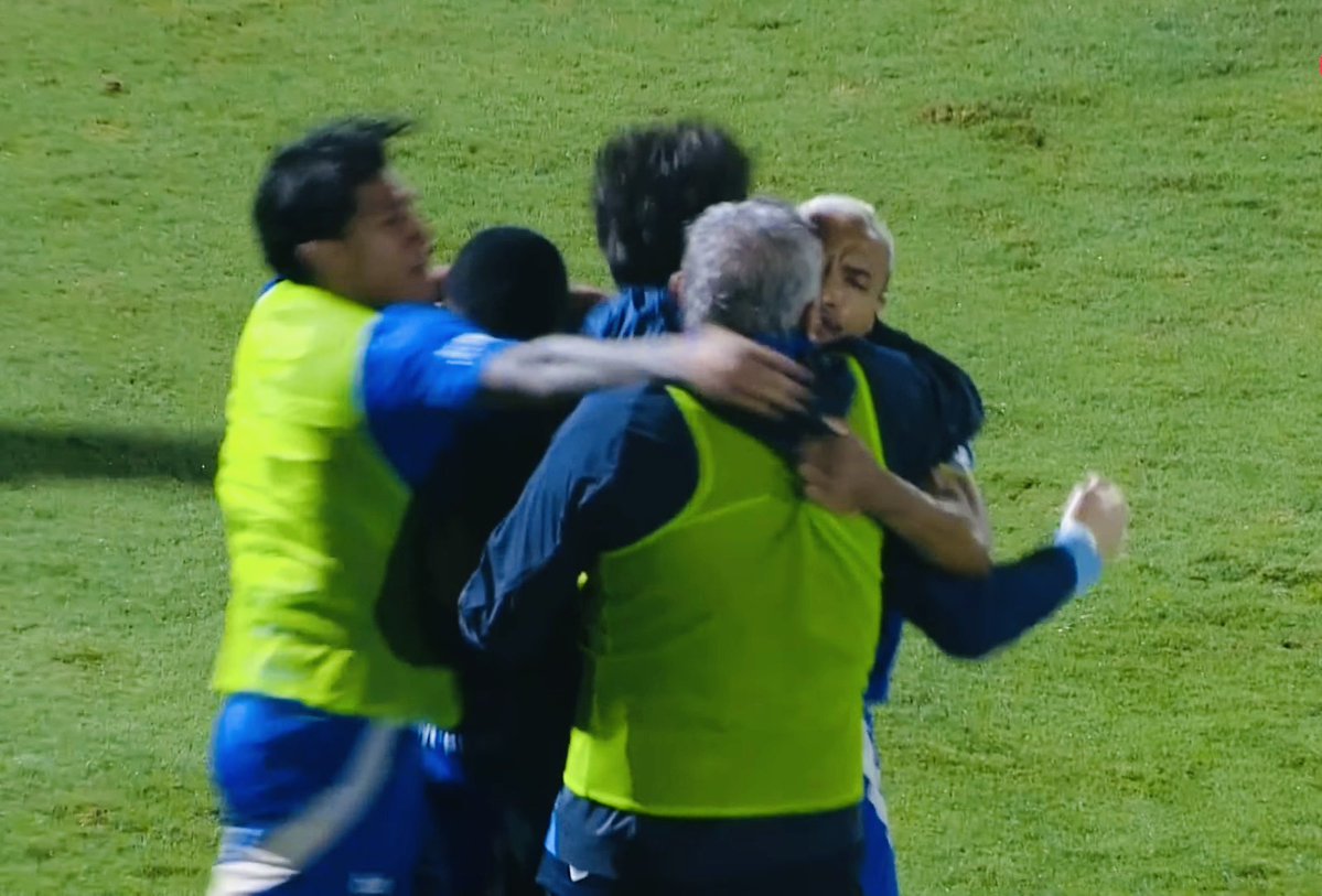 CruzeroColecoes's tweet image. A circunstância desta vitória, arrancada na bacia das almas, num campo encharcado, com muita retranca, é mais importante do que ganhar num 2x0 tranquilo.

Porque isso muda o ambiente de vestiário e do clube.

Após o gol, todos jogadores vibraram de uma forma totalmente atípica.