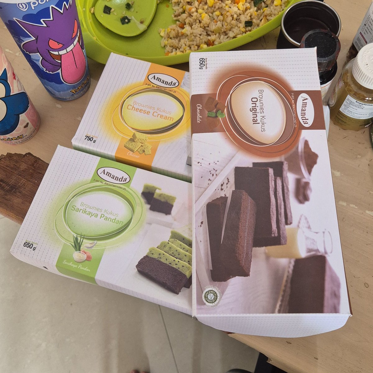 Gara2 seliweran mulu di TL jadi ikutan beli juga 😭
Penasaran sama macem2 rasa akhirnya beli banyak 😂
Bikin versi mini yang mix ga luuu <a href="/_AmandaBrownies/">Amanda Brownies</a> ini mau gw bagi ke tetangga klo ga abis2 🤣🤣🤣