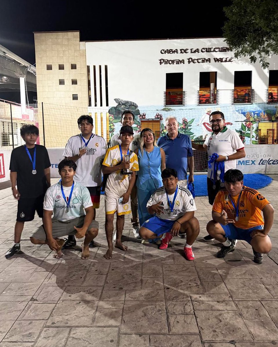 fundaciontelmex's tweet photo. ✨¡Llegó el momento de la premiación!✨

Acompañados de las autoridades de @prevpochutla, así premiamos a todos los chicos y las chicas que llegaron hasta esta etapa del torneo #DeLaCalleALaCancha en #Oaxaca. 😉

🥳¡Muchas felicidades a todos! ⚽️🏆🥅 https://t.co/TZfLBVpjuj