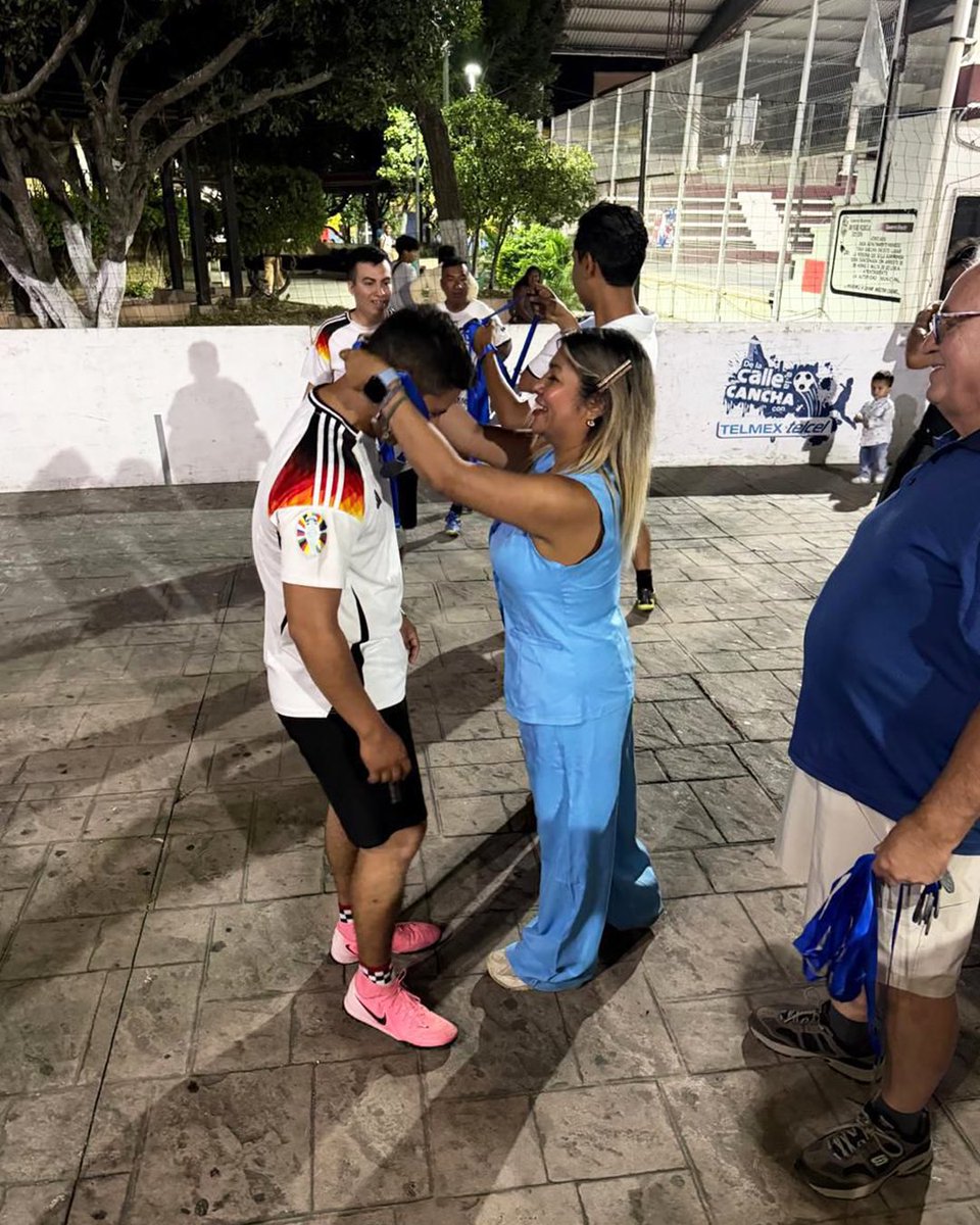 fundaciontelmex's tweet photo. ✨¡Llegó el momento de la premiación!✨

Acompañados de las autoridades de @prevpochutla, así premiamos a todos los chicos y las chicas que llegaron hasta esta etapa del torneo #DeLaCalleALaCancha en #Oaxaca. 😉

🥳¡Muchas felicidades a todos! ⚽️🏆🥅 https://t.co/TZfLBVpjuj