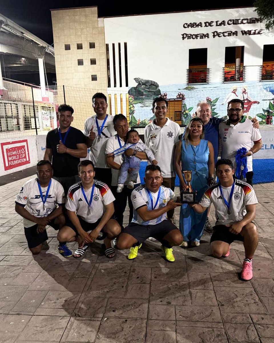fundaciontelmex's tweet photo. ✨¡Llegó el momento de la premiación!✨

Acompañados de las autoridades de @prevpochutla, así premiamos a todos los chicos y las chicas que llegaron hasta esta etapa del torneo #DeLaCalleALaCancha en #Oaxaca. 😉

🥳¡Muchas felicidades a todos! ⚽️🏆🥅 https://t.co/TZfLBVpjuj