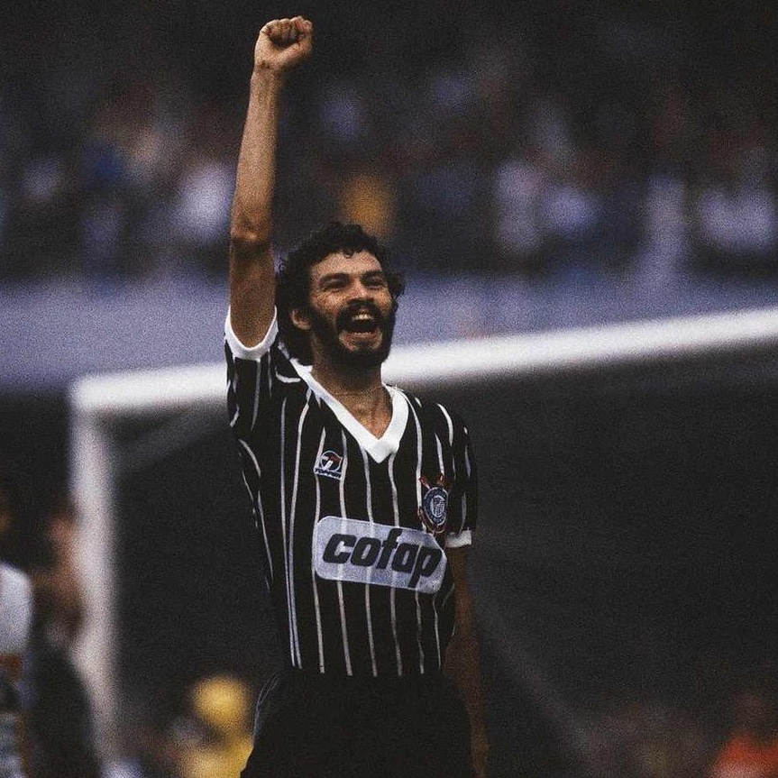 LEOYYZ's tweet photo. Não é corneta, é informação!

Arrascaeta pelo Flamengo:
3 Brasileiros, 3 Libertadores, 2 Copas do Brasil, 3 Supercopinhas, Recopa e 5 estaduais

Sócrates pelo Corintians:
Implorou pra jogar no Flamengo https://t.co/m3w8eB8NTv