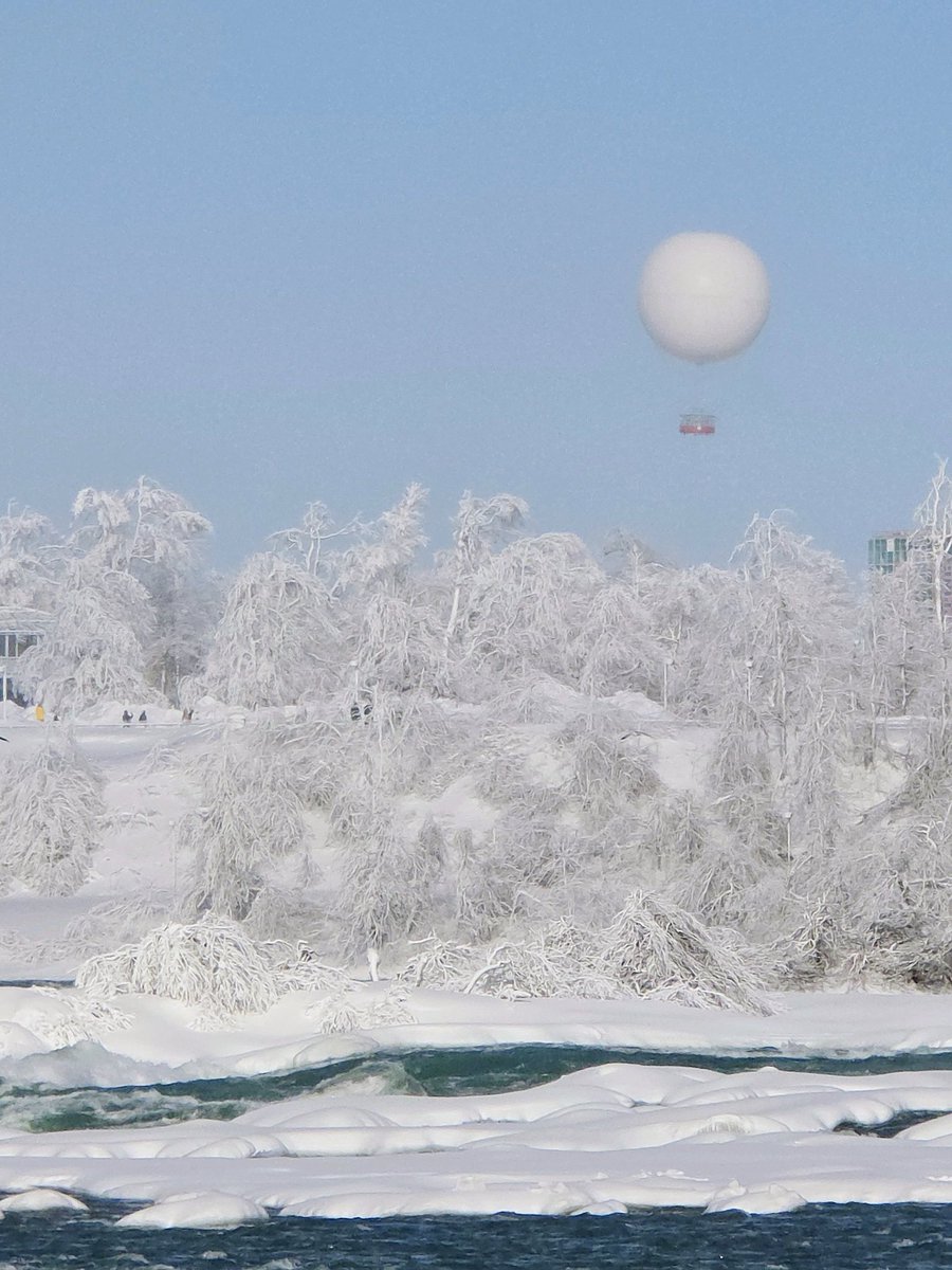 Kat_in_niagara's tweet image. More snow landscapes from today. ❄️❄️❄️💙
#ShareYourWeather #StormHour @ThePhotoHour #NiagaraFalls