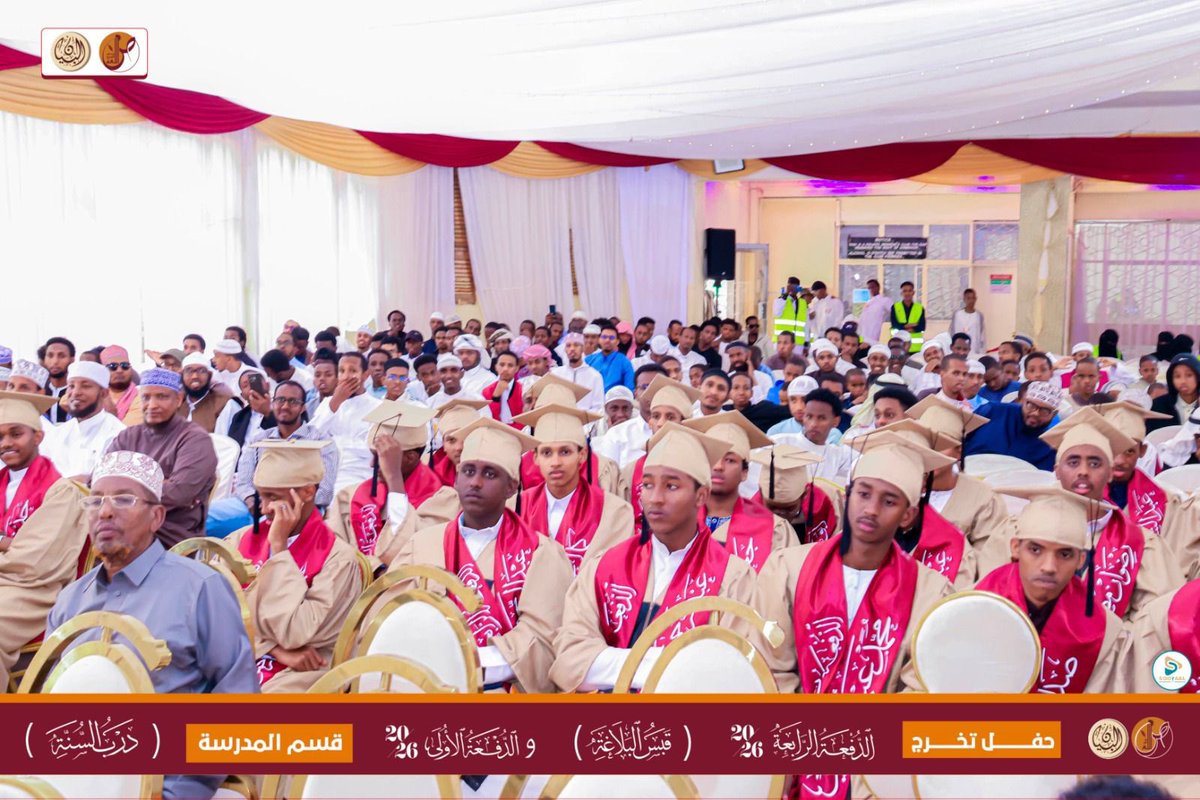LasNairobi's tweet photo. شارك رئيس البعثة @KhKathiri في حفل تخريج دفعة جديدة من طلبة معهد اللغة العربية للناطقين بغيرها، وقد ألقى رئيس البعثة في هذه المناسبة كلمة هنأ من خلالها الطلبة الخريجين وتمنى لهم دوام التوفيق والنجاح https://t.co/OJfb7O6ez1