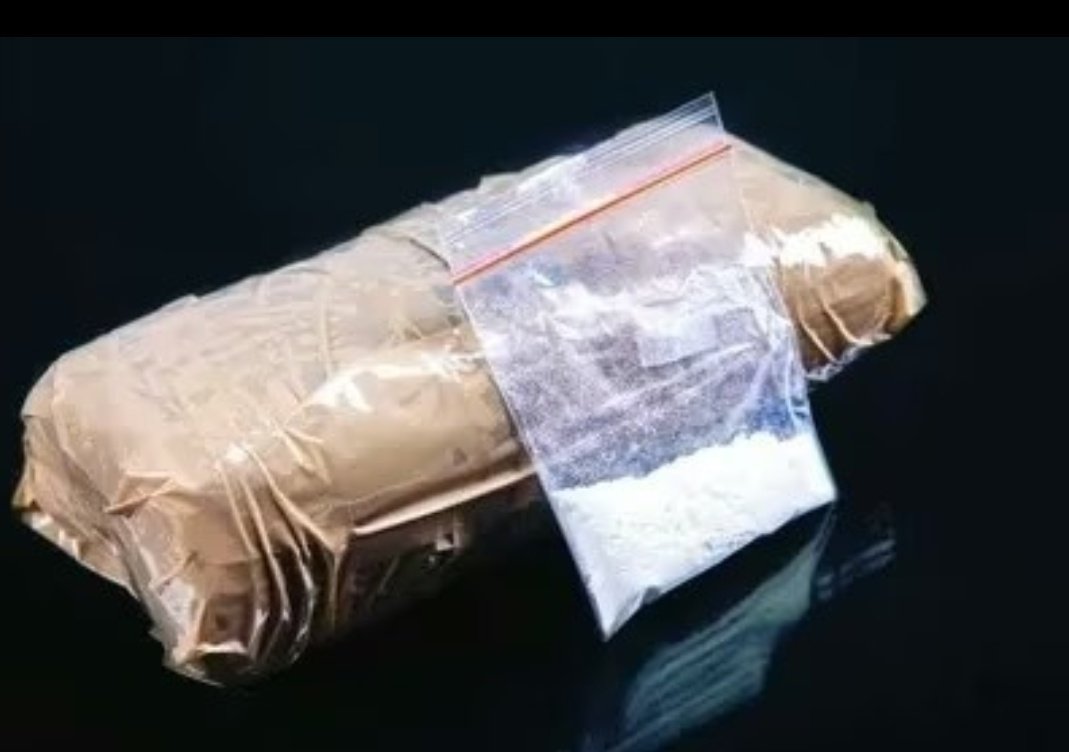 BSF's alert troops seized over 1 kg heroin and pistol parts in two separate operations near Amritsar's international border on Sunday. This intelligence-driven success strengthens border security against smuggling. 

#BSF #drugfreeindia #EpsteinFiles #GRAMMY #INDvsPAK