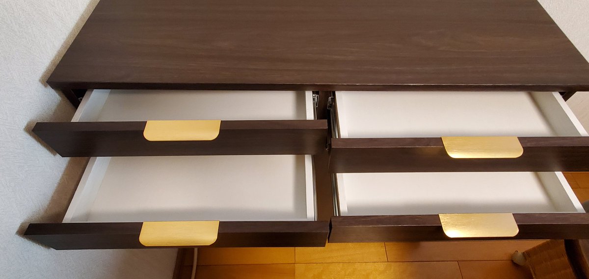 ついに完成しました‼️
先週金曜日にできる筈だったのに、木曜日にこれを１人で運んで、なんとぎっくり腰になり土日は動けませんでした🥺

これから刺繍糸を並べま～す❣️
上にはお雛様を飾ろうかな
クリスマスグッズの予定だったけど😧