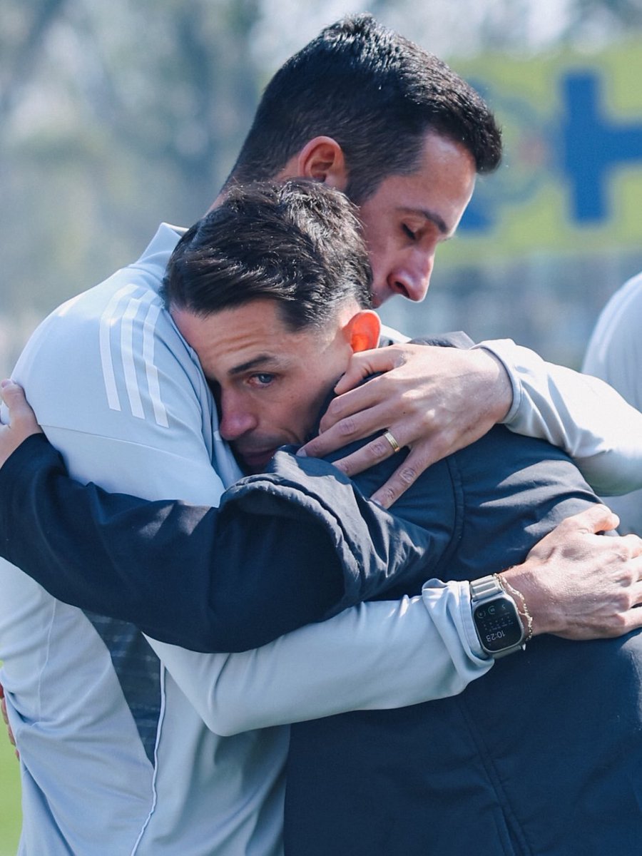 BIYIK__'s tweet image. Me dijo "desnudate", yo le mostré las fotos de la despedida de Álvaro Fidalgo del América. Me puse a llorar y ella se burló. Quería ver la desnudez de mi cuerpo; yo, tonto, le mostré la desnudez de mi alma.